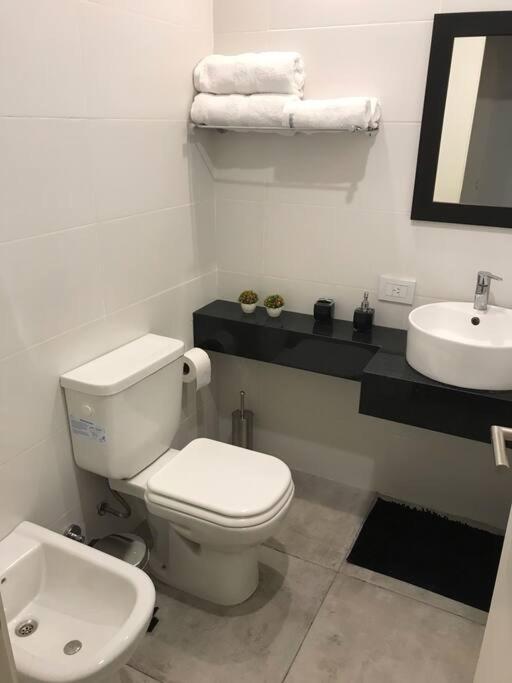 Suite In San Telmo Dormitorio En Suite Con Dos Banos Y Balcon A La Calle Буэнос-Айрес Экстерьер фото