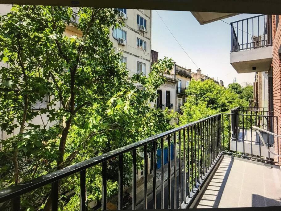 Suite In San Telmo Dormitorio En Suite Con Dos Banos Y Balcon A La Calle Буэнос-Айрес Экстерьер фото